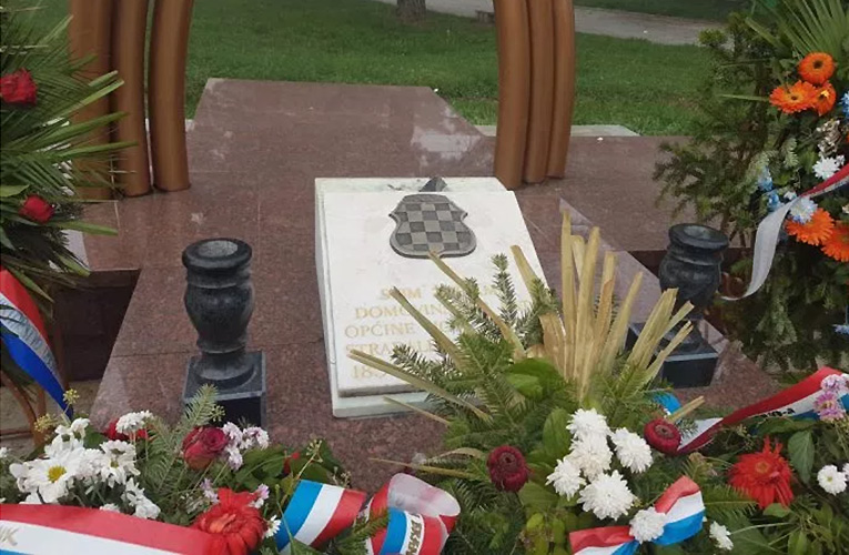 spomenik novitravnik