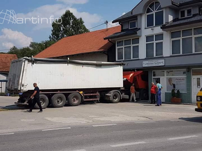 ljekarna kamion vitez