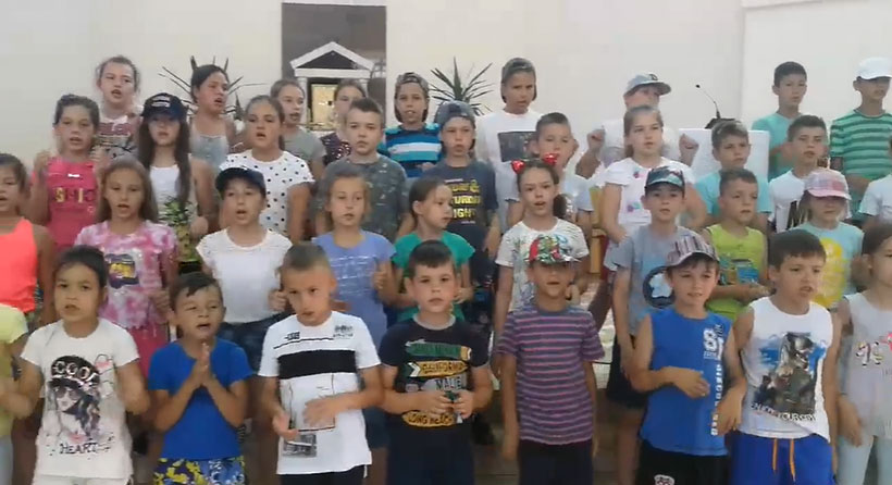djeca ljeto kis crkva