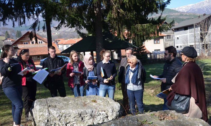 stecci travnik turisti