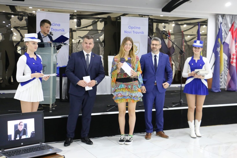 db54eb95-c9c9-4e23-aedf-ed30cbdce50b.jpg