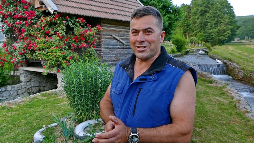 mesud_obradjuje_40_duluma_zemlje_vodenica_heljda_zitarice_krave_mlijeko_sir_kajmak_puter.jpg