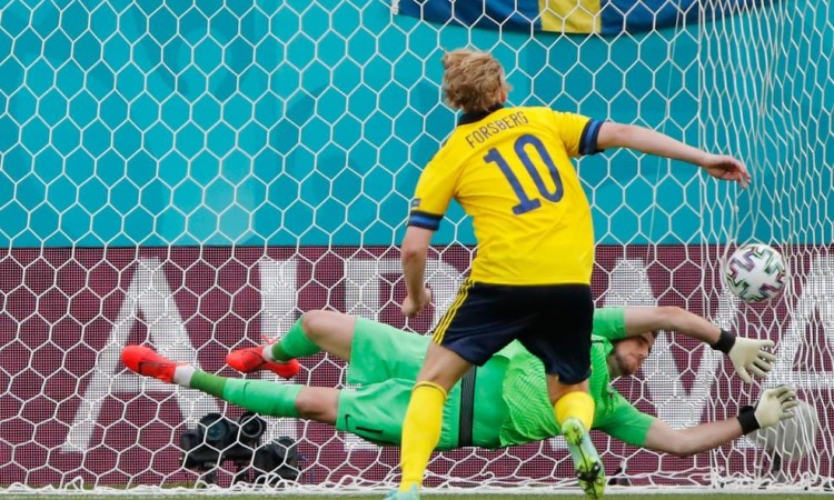 topshot-fbl-euro-2020-2021-match21-swe-svk.jpeg