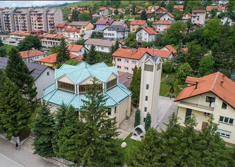 1693738245-crkva-svetog-petra-i-pavla-kakanj-750x532.jpg