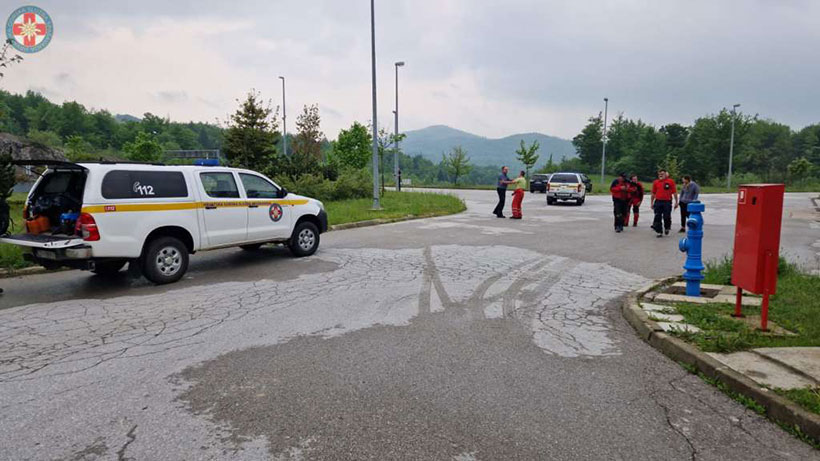 kapela pad policija