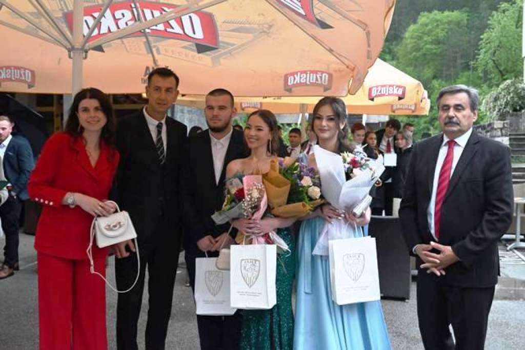 l_ddceadb6091239240ef70ad2d639de52.jpg