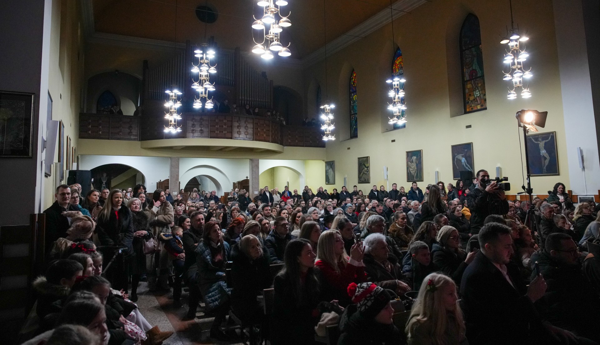 thumbnail_Bozicni_koncert_Raduj_se_cijeli_svijete_-_Busovaca_-_udruga_UZOR_-_udruga_CESI10.jpg