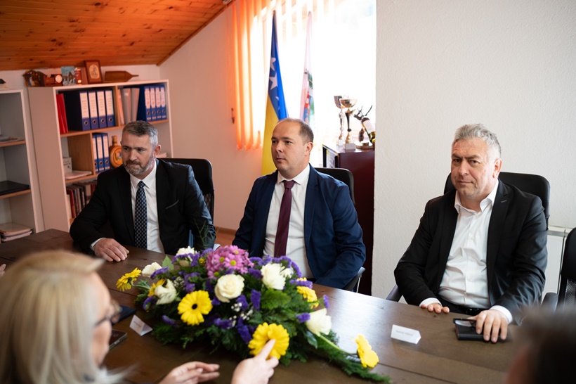 thumbnail_Ministri_i_predsjednica_FBiH_u_Dobreticima-Fokus_na_prometnoj_infrastrukturi_razvoju_turizma_i_poljoprivrede-1.jpg